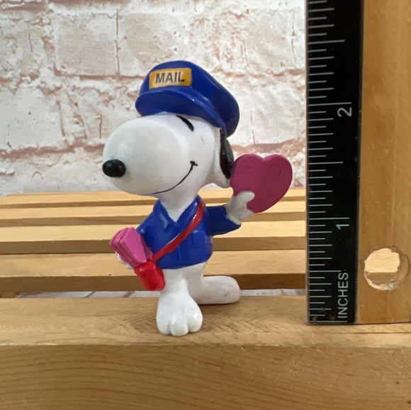 Vintage Peanuts Snoopy Mailman with Valentine Mini PVC Miniature Action Figure - Picture 3 of 7